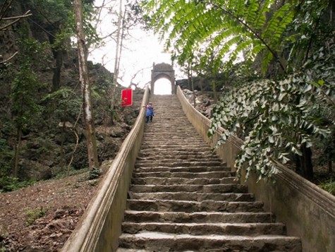Lên đến động chính, còn thêm một thử thách ta chính là đường xuống động Hương Tích là một dốc gồm 120 bậc lát đá (Ảnh: Internet).