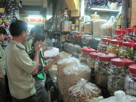 Cơ quan chức năng đang kiểm tra cửa hàng kinh doanh xí muội, mứt khô tại chợ Kim Biên, quận 5.