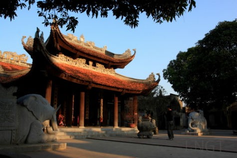 Cổng vào nội thành gọi là Ngũ Long Môn vì hai cánh cổng có trạm khắc hình năm con rồng. Trung tâm của Khu nội thành và cũng là trung tâm đền là chính điện (Ảnh: Internet).