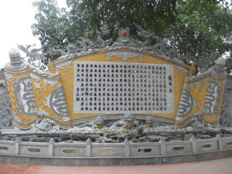 Với chiều cao 3,5 mét, rộng hơn 8 mét, được ghép lại từ 214 chữ Hán làm bằng gốm Bát Tràng... bức cuốn thư "Chiếu dời đô" (Thiên đô chiếu) ở đền Đô (Bắc Ninh) được coi là bức chiếu bằng gốm lớn nhất Việt Nam (Ảnh: Phạm Hải).
