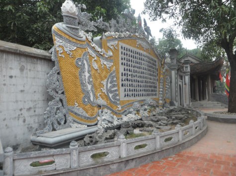 Với chiều cao 3,5 mét, rộng hơn 8 mét, được ghép lại từ 214 chữ Hán làm bằng gốm Bát Tràng... bức cuốn thư "Chiếu dời đô" (Thiên đô chiếu) ở đền Đô (Bắc Ninh) được coi là bức chiếu bằng gốm lớn nhất Việt Nam (Ảnh: Phạm Hải).