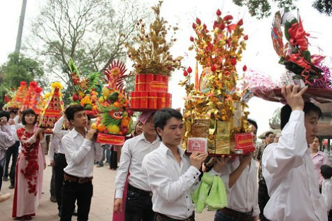 Lễ hội đền Đô được tổ chức vào các ngày 14, 15, 16 tháng 3 âm lịch nhằm kỷ niệm ngày Lý Công Uẩn đăng quang (ngày 15/3 năm Canh Tuất 1009), ban "Chiếu dời đô". Đây là ngày hội lớn thu hút nhiều khách hành hương thể hiện lòng thành kính và nhớ ơn của người dân Việt đối với các vua Lý (Ảnh: Internet).