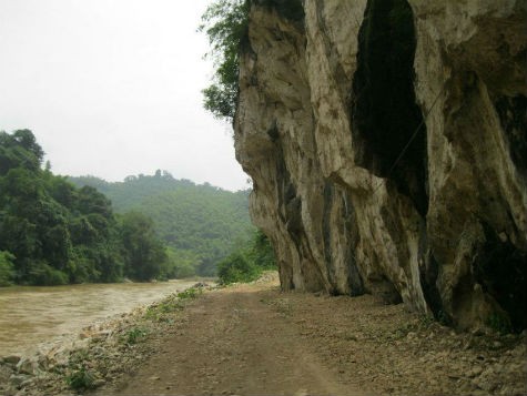 Khu vực phát hiện di tích Hang Ma (xã Hồi Xuân, huyện Quan Hóa, tỉnh Thanh Hóa) rất cheo leo, hiểm trở và rất khó đi lại.