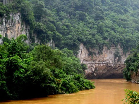 Được bao bọc bởi núi cao và sông sâu, khu di tích Hang Ma được gắn liền với những truyền thuyết nhuốm đầy yếu tố ly kỳ, bí ẩn và vẫn chưa có lời giải.