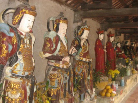 Dọc hai bên mỗi hành lang có đến 20 pho tượng lớn nhỏ, với các trạng thái mô tả con đường hành Phật. Phía sau hậu cung, trong hang động, vách đất của dãy núi nhân tạo, những bức tượng đất mô tả các vị thánh đang ngồi tịnh tâm, tu luyện (Ảnh: Internet).