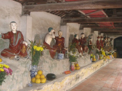 Dọc hai bên mỗi hành lang có đến 20 pho tượng lớn nhỏ, với các trạng thái mô tả con đường hành Phật. Phía sau hậu cung, trong hang động, vách đất của dãy núi nhân tạo, những bức tượng đất mô tả các vị thánh đang ngồi tịnh tâm, tu luyện (Ảnh: Internet).