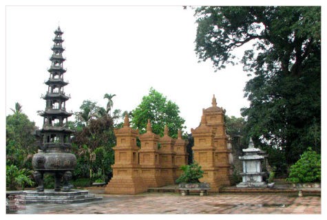 Những ngôi mộ tháp bằng đá ong ở chùa Nôm (Ảnh: Internet).