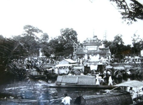 Lễ hội trên sông Phủ Cam (Ảnh tư liệu).