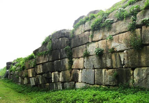 Toàn bộ tường thành và bốn cổng chính được xây dựng bằng những phiến đá vôi màu xanh, được đục đẽo tinh xảo, vuông vức, xếp chồng khít lên nhau. Các phiến đá dài trung bình 1,5 m, có tấm dài tới 6 m, trọng lượng ước nặng 24 tấn. Tổng khối lượng đá được sử dụng xây thành khoảng 20.000 m3 và gần 100.000 m3 đất được đào đắp rất công phu (Ảnh: Hoàng Sơn).