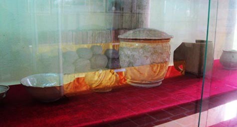 Bên trong Trung tâm văn hóa di sản Thành nhà Hồ có trưng bày các hiện vật như: Đồ đá, đất nung, sành xứ, kim loại đặc biệt là hai chiếc trống đồng phát hiện ở vùng đệm của Thành nhà Hồ, hai chiếc trống có từ thế kỷ thứ 4 trước công nguyên, còn lại phần lớn các hiện vật khác có từ thế kỷ XIV - XV (Ảnh: Hoàng Sơn).