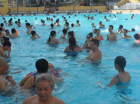 Nhiều bể bơi đông nghịt người và gần như không còn khoảng trống để có thể thoải mái bơi lội.