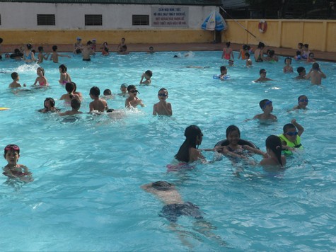 Không chỉ bể người lớn bị quá tải mà bể bơi dành cho trẻ em cũng rơi vào tình trạng như vậy.