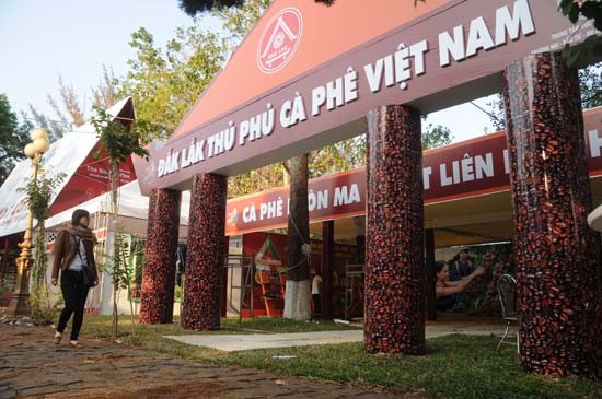 Hội chợ triển lãm chuyên ngành cà phê và sản phẩm thương hiệu Việt là không gian chính của Lễ hội, nơi tập hợp các hoạt động giới thiệu, giao lưu của ngành cà-phê, giữa các doanh nghiệp trong ngành cà-phê với các sản phẩm phụ trợ, một không gian mở kết hợp văn hóa cà-phê với khung cảnh thiên nhiên.