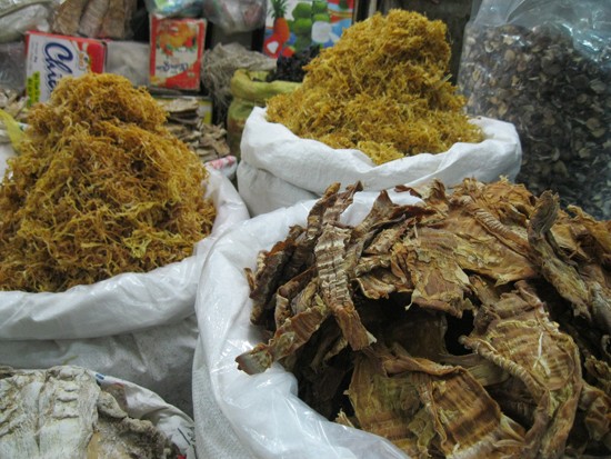 Hiện nay, tại chợ Đồng Xuân (quận Hoàn Kiếm, Hà Nội) và các chợ khác trên địa bàn Hà Nội, các loại măng khô đang được bày bán đều là hàng "3 không": Không nguồn gốc xuất xứ, không nhãn mác, không hạn sử dụng....