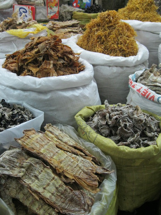 Theo tìm hiểu, phần lớn lượng măng khô các loại đang bán tại chợ Đồng Xuân và các chợ lớn khác trên địa bàn Hà Nội đều được lấy từ các tỉnh như măng lá từ Hà Giang, Tuyên Quang,...