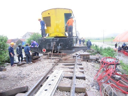 Công nhân đường sắt đang bàn tính cách đưa đoàn tàu vào đường ray