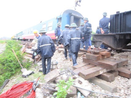 Hơn 24 giờ khi xảy ra tai nạn, tuyến đường sắt thống nhất Bắc - Nam đi qua huyện Quỳnh Lưu vẫn chưa thể hoạt động trở lại