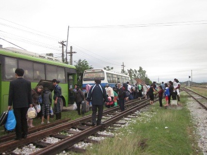 Những hành khách bị mắc kẹt trên tàu được vẫn chuyển bằng xe ô tô đến ga gần nhất để tiếp tục hành trình