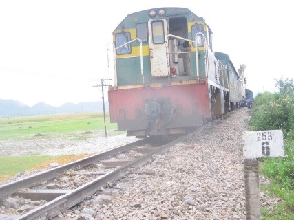 Sau hơn 30 tiếng đồng hồ nỗ lực khắc phục sự cố của hàng trăm công nhân đường sắt, tuyến đường sắt Bắc - Nam đoạn đi qua huyện Quỳnh Lưu đã được thông tuyến