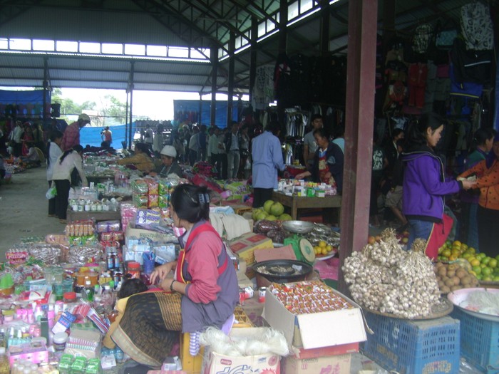 Người buôn bán trong chợ có cả người Việt Nam lẫn người Lào
