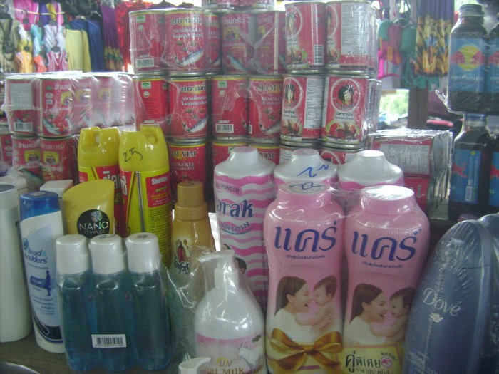 Các mặt hàng trưng bày ở đây hàu hết được chú thích bằng tiếng Lào