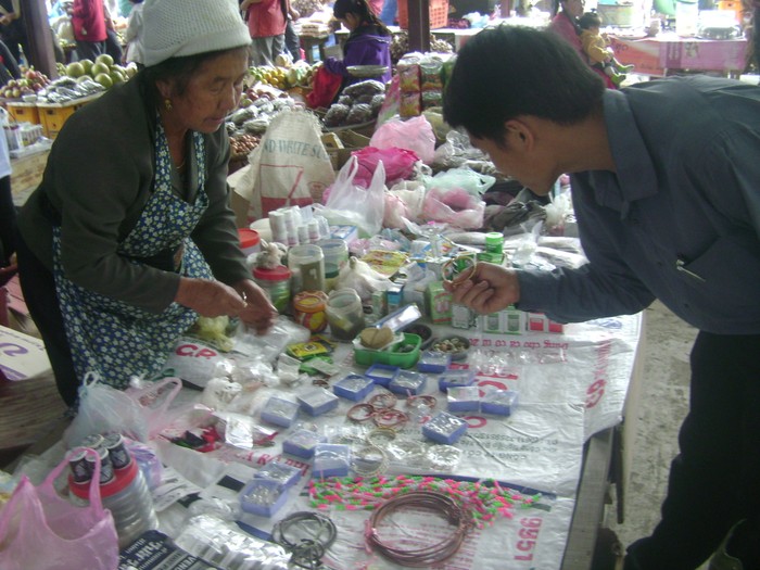 Đồng bào dân tộc thiểu số xã Nậm Cắn, huyện Kỳ Sơn, Nghệ An cũng tranh thủ sang mua bán vào dịp chợ hiếm hoi này