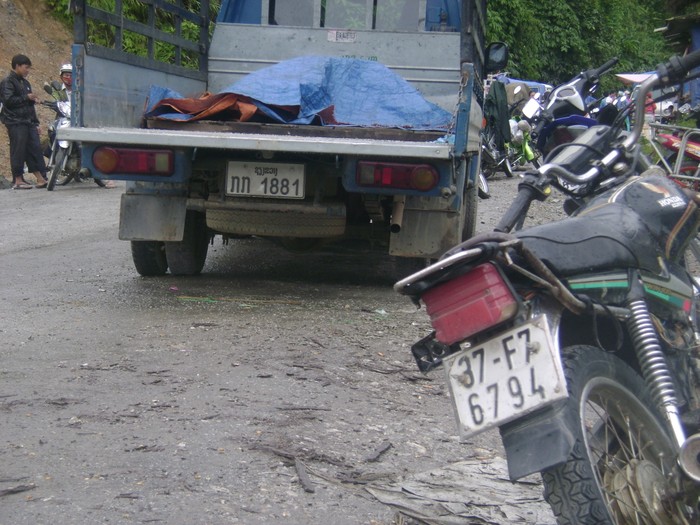 Phía ngoài chợ những chiếc xe mang biển số Lào và Việt Nam đứng chung với nhau. Ở đây xe cộ có thể để ngoài đường mà không phải lo ngại mất cắp như các phiện chợ dưới xuôi