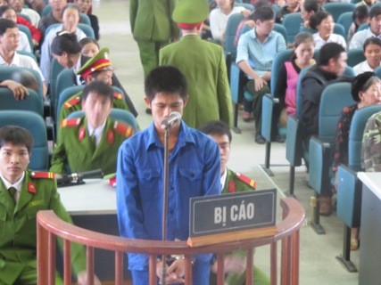 Đứa cháu họ bất nhân Nguyễn Văn Thành trước vành móng ngựa