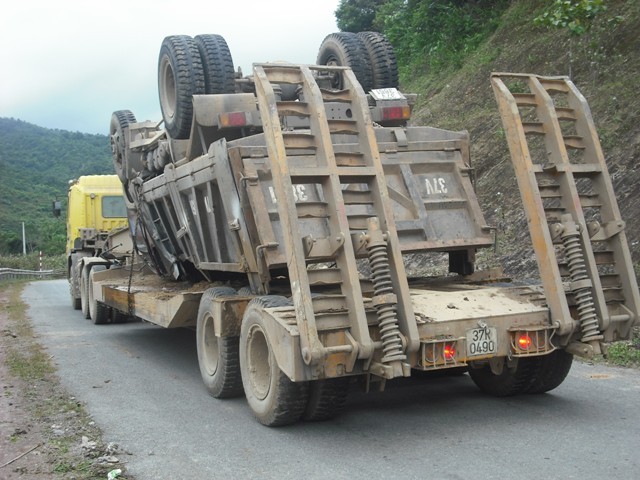 Chiếc xe chở gỗ bị hư hỏng nặng, được xe chuyên dụng đưa ra khỏi hiện trường tai nạn