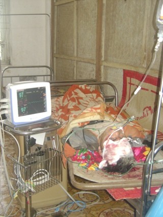 Nạn nhân Vi Văn Túi đang nằm điều trị tại Bệnh viện đa khoa huyện Quỳ Hợp