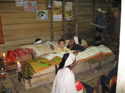 Trong một tích tắc bà Vi Thị Mai (mẹ của nạn nhân Thông và Minh) đã mất đi hai người con trai