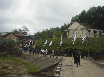 Sáng 9/12 cờ tang phủ trắng dọc các con đường làng tại xã Châu Lý, huyện Quỳ Hợp