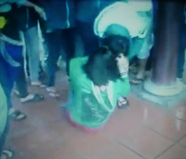 Sau màn đấu tập thể đã có hai nữ sinh đánh nhau tay đôi trong sự cổ vụ nhiệt tình của các học sinh ở bên ngoài (ảnh chụp từ clip)