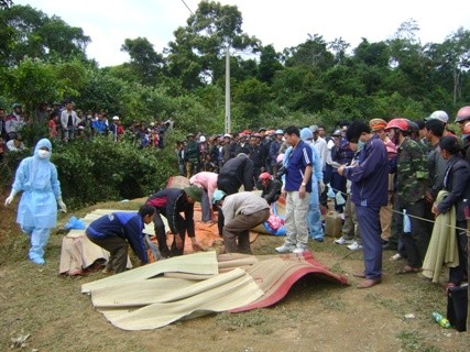 Cho đến nay đã có 3 cán bộ kiểm lâm liên quan đến vụ lật xe chở gỗ lậu bị lật vào sáng ngày 7/12 tại huyện Con Cuông làm 10 phu gỗ chết thảm đã bị bắt