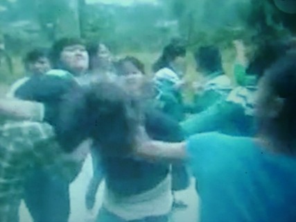 Cho đến nay vụ nữ sinh Hà Tĩnh đánh nhau tung clip lên mạng đã xác định có nữ sinh của hai trường tham gia (ảnh chụp từ clip)