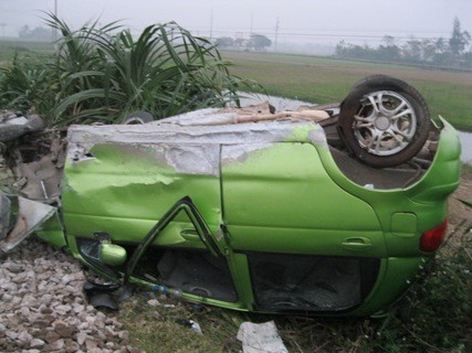 Chiếc xe bị nát bét hư hòng nặng sau vụ tai nạn