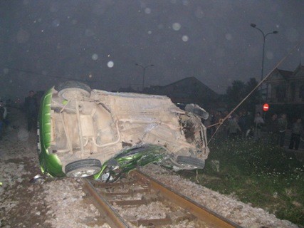 Nguyên nhân ban đầu được xác định là do chiếc ô tô bị chết máy và mắc kẹt trên đường ray đúng lúc đoàn tàu khách TN1 đang đến gần