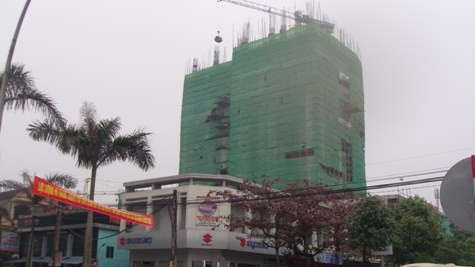 Công trình xây dựng khách sạn MT-SL đang xây dựng nơi chị Liên gặp nạn và may mắn thoát chết