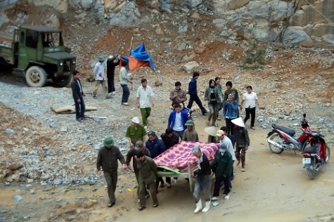 Lực lượng cứu hộ đang đưa xác anh Công ra khỏi hiện trường vụ tai nạn (ảnh Tầm Nhìn)