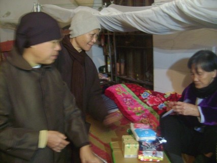 Những bệnh nhân nặng được đoàn từ thiện trao quà ngay tại giường bệnh
