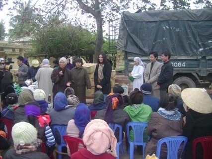 Sư cô Thích Nữ Như Minh đại diện đoàn từ thiện gửi lời chia sẻ động viên đến các bệnh nhân đang được nuôi dưỡng và điều trị tại làng phong Quỳnh Lập