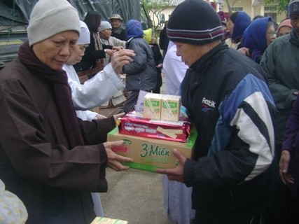 Đoàn từ thiện trao quà cho các bẹnh nhân tại bệnh viện phong, da liễu TW Quỳnh Lập