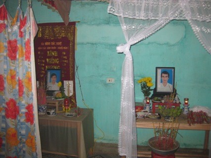 Bàn thờ của hai vợ chồng trẻ Nguyễn Văn Sơn