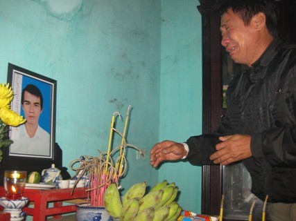 Ông Nguyễn Văn Trung (bố của thuyền viên Nguyễn Văn Sơn) đã khóc lóc thảm thiết trước di ảnh của người con trai xấu số