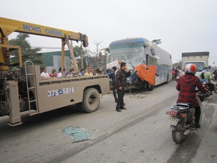 Hiện trường vụ tai nạn tại Diễn Châu làm hàng chục hành khách bị thương