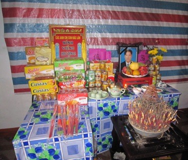 Di ảnh và chiếc bàn thờ vừa được gia đình nạn nhân Nguyễn Văn T lập nên.