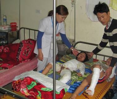 Hai cháu Lưu và Thái đang điều trị tại Bệnh viện Đa khoa Hà Tĩnh