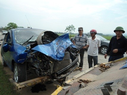 Chiếc xe ô tô bốn chỗ bị vỡ vụn sau vụ tai nạn khiến 5 thành viên trong một gia đình phải nhập viện