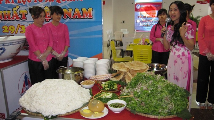 Sáng ngày 29-3, tại khu Food Court, tầng 4 Trung tâm Thương mại Dragon Vĩnh Trung (TP Đà Nẵng), trước sự chứng kiến của hàng trăm thực khách, các đơn vị truyền thông, tô mỳ quảng của các đầu bếp của Food Court đã được tổ chức Kỷ lục Việt Nam công nhận là lớn nhất Việt Nam.