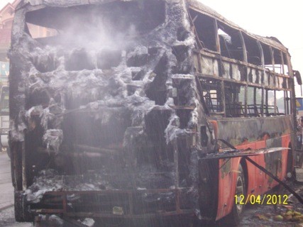 Chiếc xe bị ngọn lửa thiêu rụi, hàng chục hành khách may mắn thoát nạn